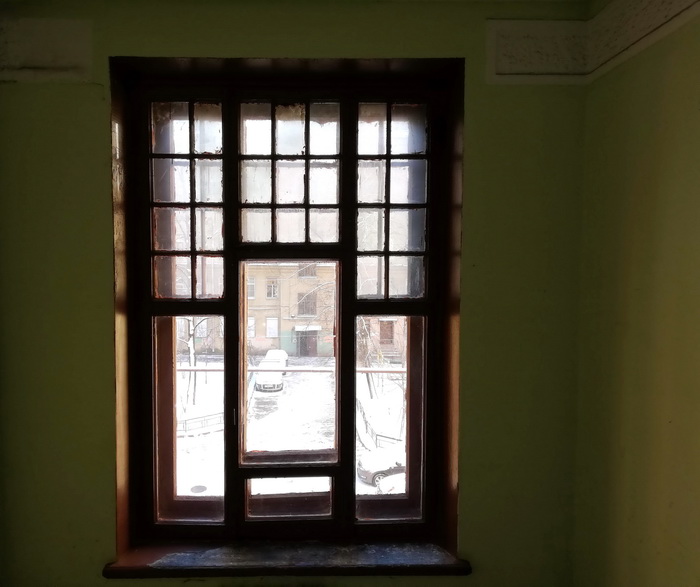 9-я линия, 54. Образец окна с оригинальной расстекловкой начала ХХ века. Фото 2020